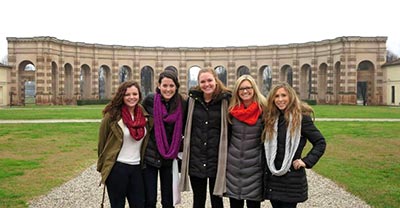 Italienisch Studenten in Verona vor dem Kolosseum